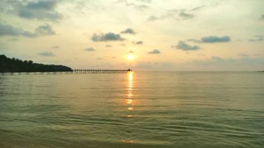 dalgalar deniz, kumsal ve dramatik gökyüzü günbatımı görünümünü