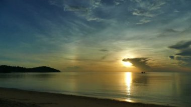 dalgalar deniz, kumsal ve dramatik gökyüzü günbatımı görünümünü