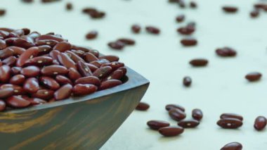 Masa üzerinde ahşap kase kırmızı fasulye