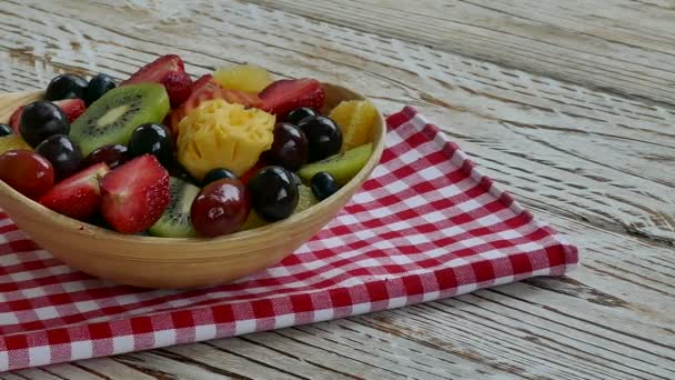 Surtido Frutas Maduras Bayas Tazón Madera Sobre Una Mesa Rústica — Vídeos de Stock