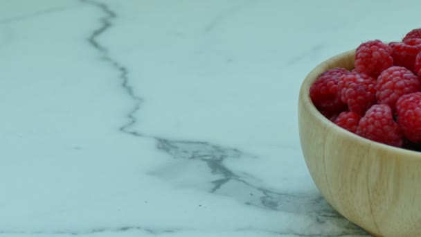 小さな椀で新鮮なラズベリー — ストック動画