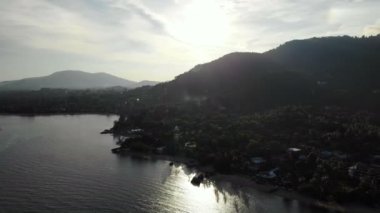deniz ve tropik ada şaşırtıcı havadan görünümü