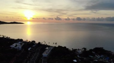 dalgalar deniz, tropikal plaj ve dramatik gökyüzü günbatımı görünümü
