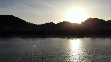 dalgalar deniz, kumsal ve dramatik gökyüzü günbatımı görünümünü