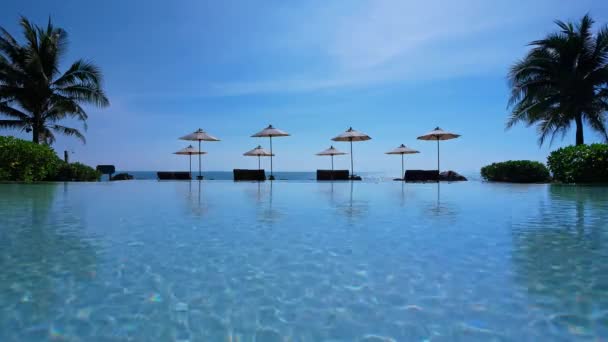 Guarda Sóis Vista Sobre Mar Piscina — Vídeo de Stock