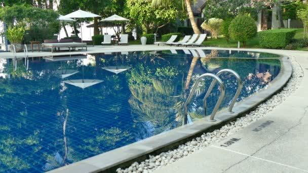 Vista Piscina Sombrillas Exuberante Vegetación Tropical — Vídeo de stock