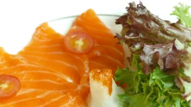 Somon balıklı taze saşimi, geleneksel Japon yemeği. 