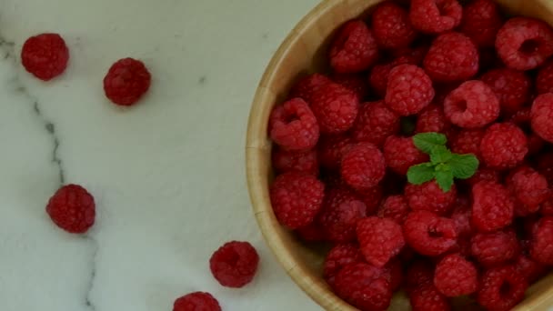 Raspberry Segar Dalam Mangkuk Kayu Kecil — Stok Video