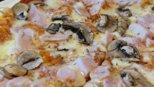 美味的比萨在木桌上 不健康或垃圾食品概念 — 图库视频影像