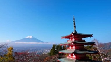 Japonya 'da Fuji Dağı ve Chureito Pagoda ile renkli sonbahar manzarası