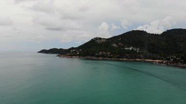 deniz ve tropik ada şaşırtıcı havadan görünümü