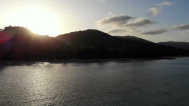 dalgalar deniz, kumsal ve dramatik gökyüzü günbatımı görünümünü