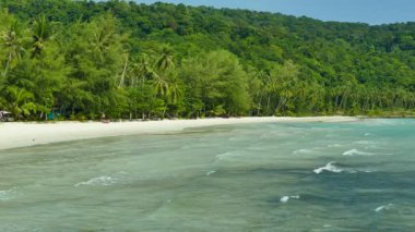 Tropikal plaj ile pitoresk marina. Tatil ve seyahat