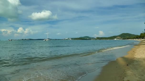 Pintoresco Puerto Deportivo Con Olas Marinas Playa Arena Cielo Azul — Vídeos de Stock