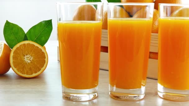 Stapel Verse Sinaasappelen Houten Doos Glas Sap — Stockvideo