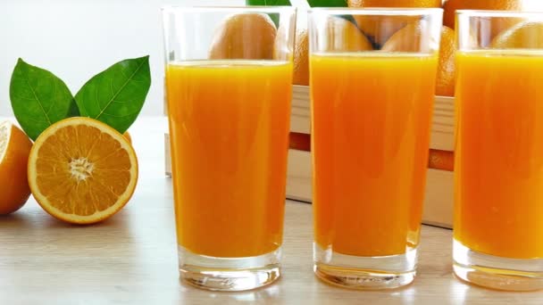 Pila Naranjas Frescas Caja Madera Vaso Jugo — Vídeos de Stock