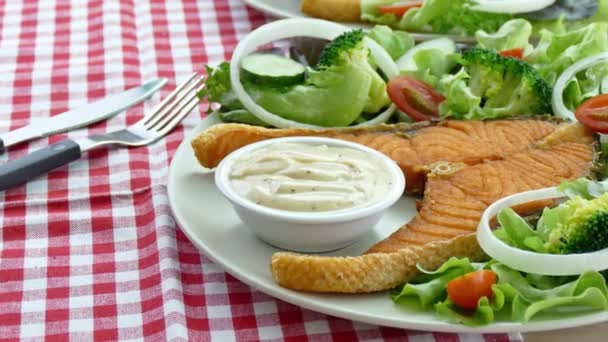 Delicioso Bife Salmão Grelhado Com Molho Legumes Prato Branco — Vídeo de Stock