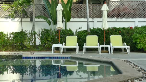 Piscina Con Tumbonas Complejo Día Soleado — Vídeos de Stock