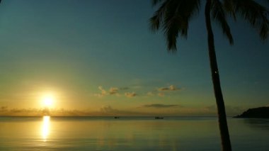 dalgalar deniz, kumsal ve dramatik gökyüzü günbatımı görünümünü