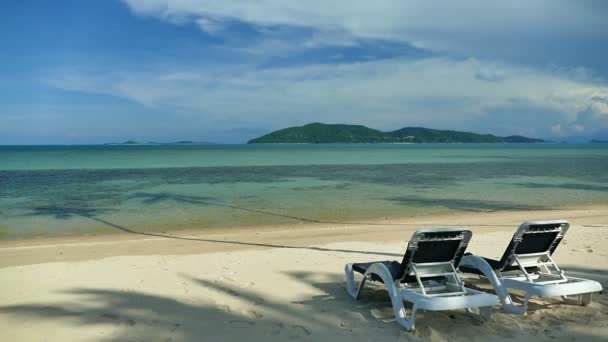 Chaise Longue Sulla Spiaggia Sabbiosa Con Onde Blu Dell Oceano — Video Stock