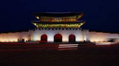 SEOUL, Güney Kore - 4 Aralık 2018: Seul, Güney Kore 'deki Gyeongbokgung Sarayı ve trafiğinin zaman aşımı