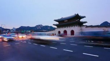 SEOUL, Güney Kore - 4 Aralık 2018: Seul, Güney Kore 'deki Gyeongbokgung Sarayı ve trafiğinin zaman aşımı