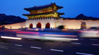 SEOUL, Güney Kore - 4 Aralık 2018: Seul, Güney Kore 'deki Gyeongbokgung Sarayı ve trafiğinin zaman aşımı