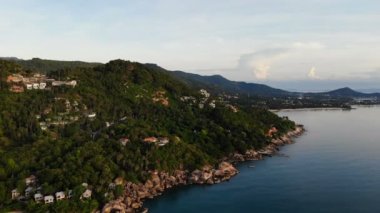 deniz ve tropik ada şaşırtıcı havadan görünümü