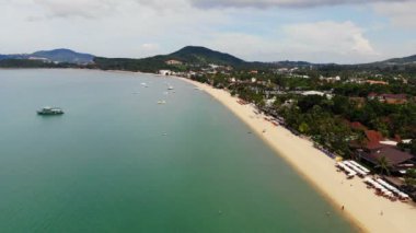 deniz ve tropik ada şaşırtıcı havadan görünümü