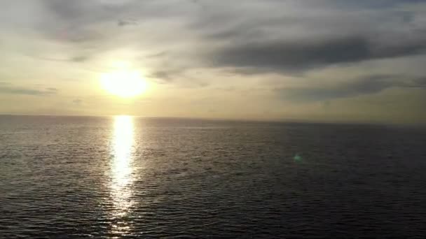 Západ Slunce Mořských Vln Písečné Pláže Dramatické Nebe — Stock video