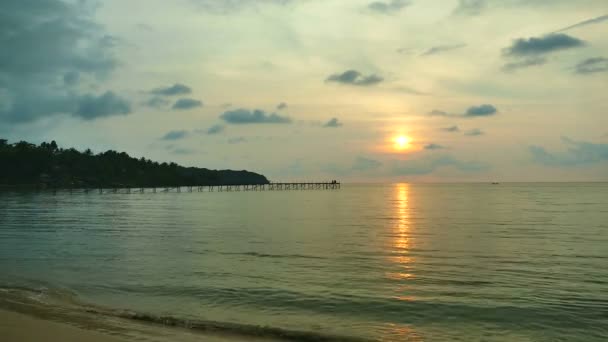 Vista Sul Tramonto Delle Onde Del Mare Spiaggia Sabbiosa Cielo — Video Stock