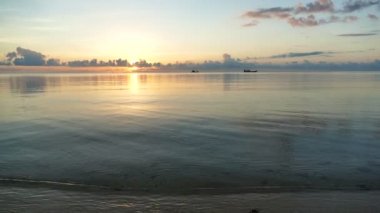 dalgalar deniz, kumsal ve dramatik gökyüzü günbatımı görünümünü