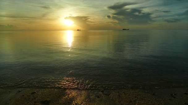 Ηλιοβασίλεμα Στη Θάλασσα Κύματα Αμμώδη Παραλία Και Δραματικό Ουρανό — Αρχείο Βίντεο