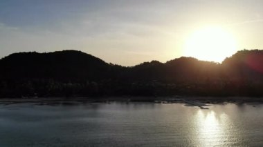 dalgalar deniz, kumsal ve dramatik gökyüzü günbatımı görünümünü
