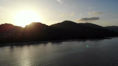 dalgalar deniz, kumsal ve dramatik gökyüzü günbatımı görünümünü