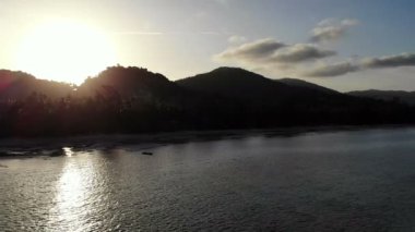 dalgalar deniz, kumsal ve dramatik gökyüzü günbatımı görünümünü