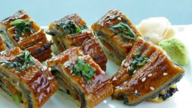 Ahşap tabakta soslu taze suşi, Japon yemeği tarzı. 