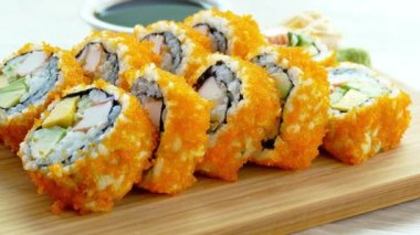 Ahşap tabakta soslu taze suşi, Japon yemeği tarzı. 