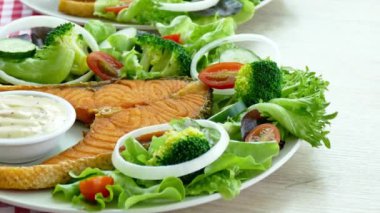 Beyaz tabak sebze ile lezzetli ızgara somon biftek 