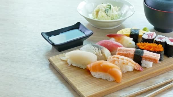 Färsk Sushi Med Sås Träfat Japansk Matstil — Stockvideo