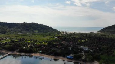 deniz ve tropik ada şaşırtıcı havadan görünümü