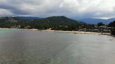 deniz ve tropik ada şaşırtıcı havadan görünümü