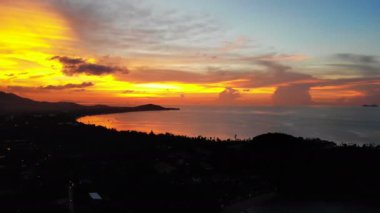 dalgalar deniz, kumsal ve dramatik gökyüzü günbatımı görünümünü