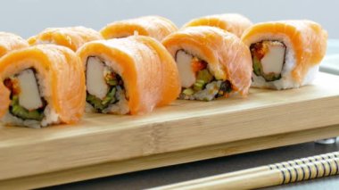 Ahşap tabakta soslu taze suşi, Japon yemeği tarzı. 