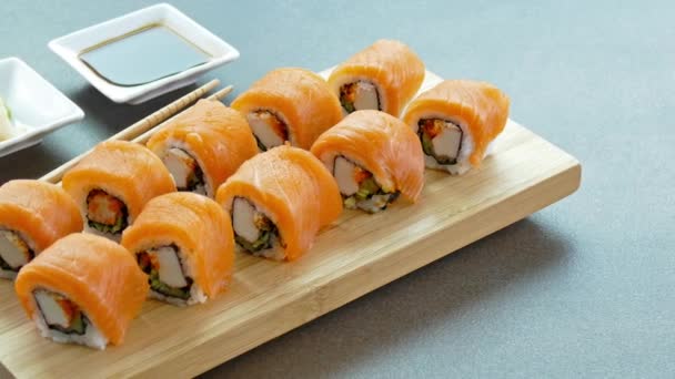 Świeże Sushi Sosem Drewnianym Talerzu Japoński Styl Żywności — Wideo stockowe
