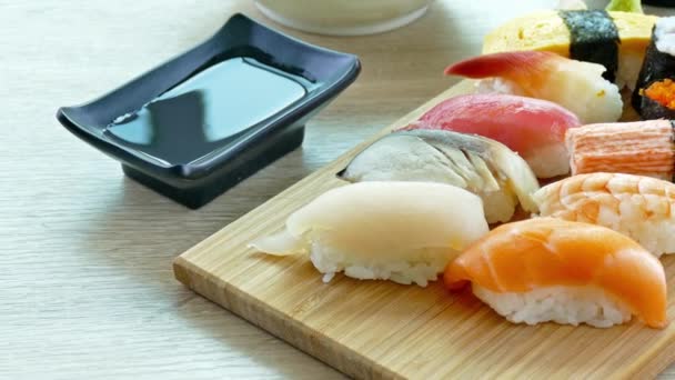 Čerstvé Sushi Omáčkou Dřevěném Talíři Japonský Jídelní Styl — Stock video