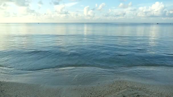 Deniz Dalgaları Kumlu Sahil Mavi Gökyüzü Olan Pitoresk Bir Marina — Stok video