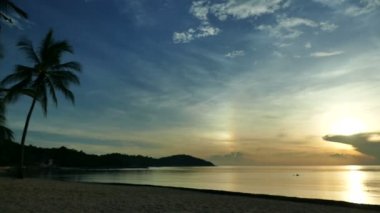 dalgalar deniz, kumsal ve dramatik gökyüzü günbatımı görünümünü
