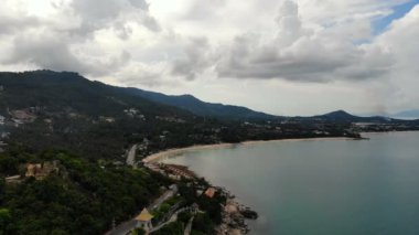 Tropikal plaj ile pitoresk Marina havadan görünümü