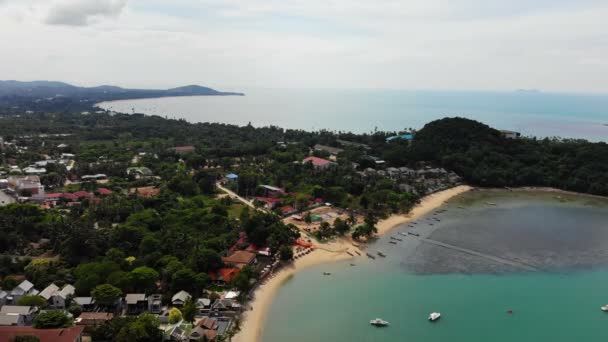 vue aérienne de la marina pittoresque avec plage tropicale 